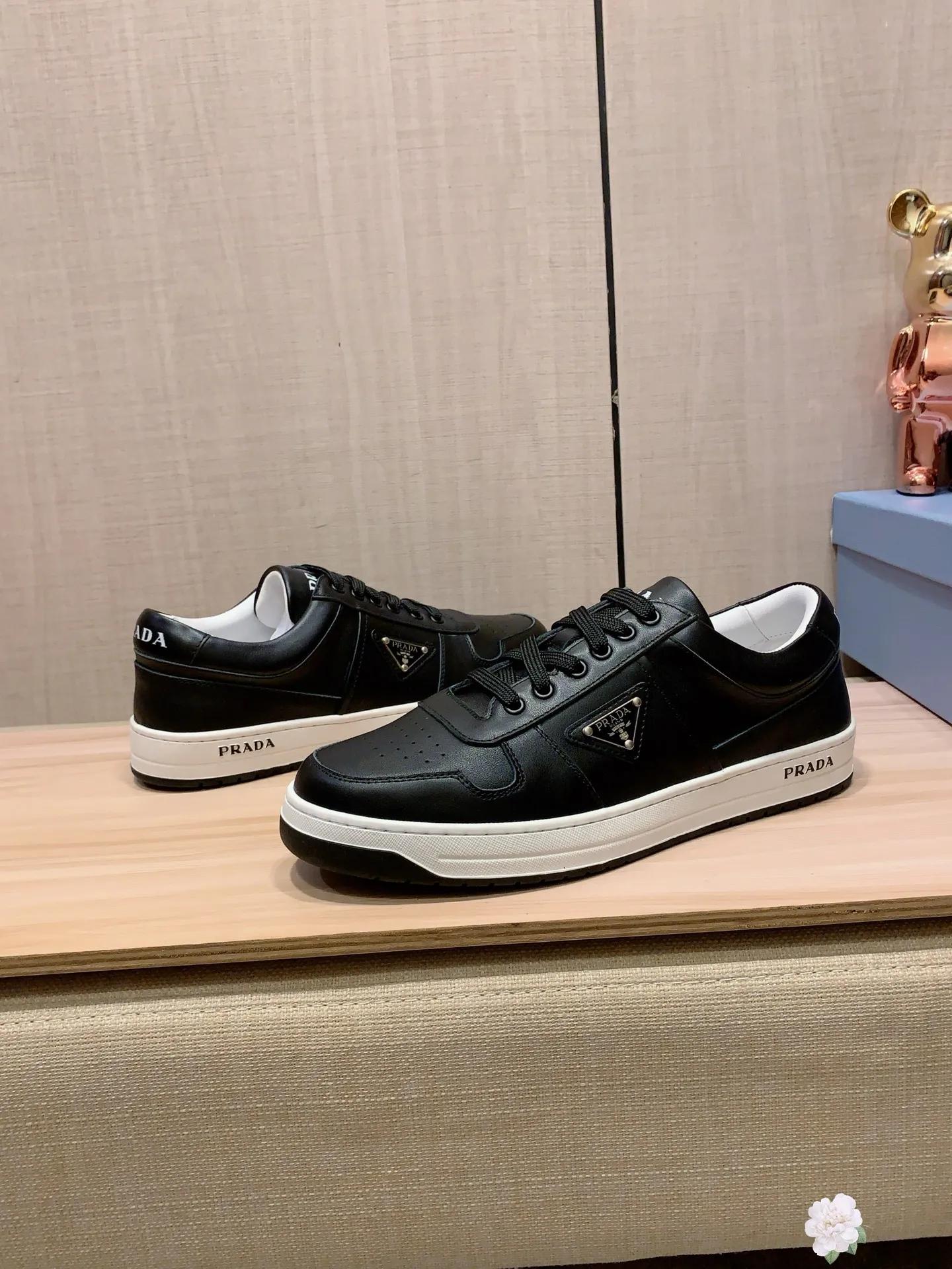 Men's Men's Shoes💰442💰💰🎩🎩[Lightning][Lightning] "PRADA*" The latest and most popular casual shoes, top brand [seduce] luxury ~ purchasing agency, top quality ~. [Strong] The upper is made of imported breathable cowhide material ➕ breathable sheepskin feet (•) with fine workmanship. The original stylish and stylish soft rubber wear-resistant and non-slip outsole is light and comfortable on the feet. The real thing looks better when photographed in real life. 226: code: 38-44, white and black 4️⃣ colors selected